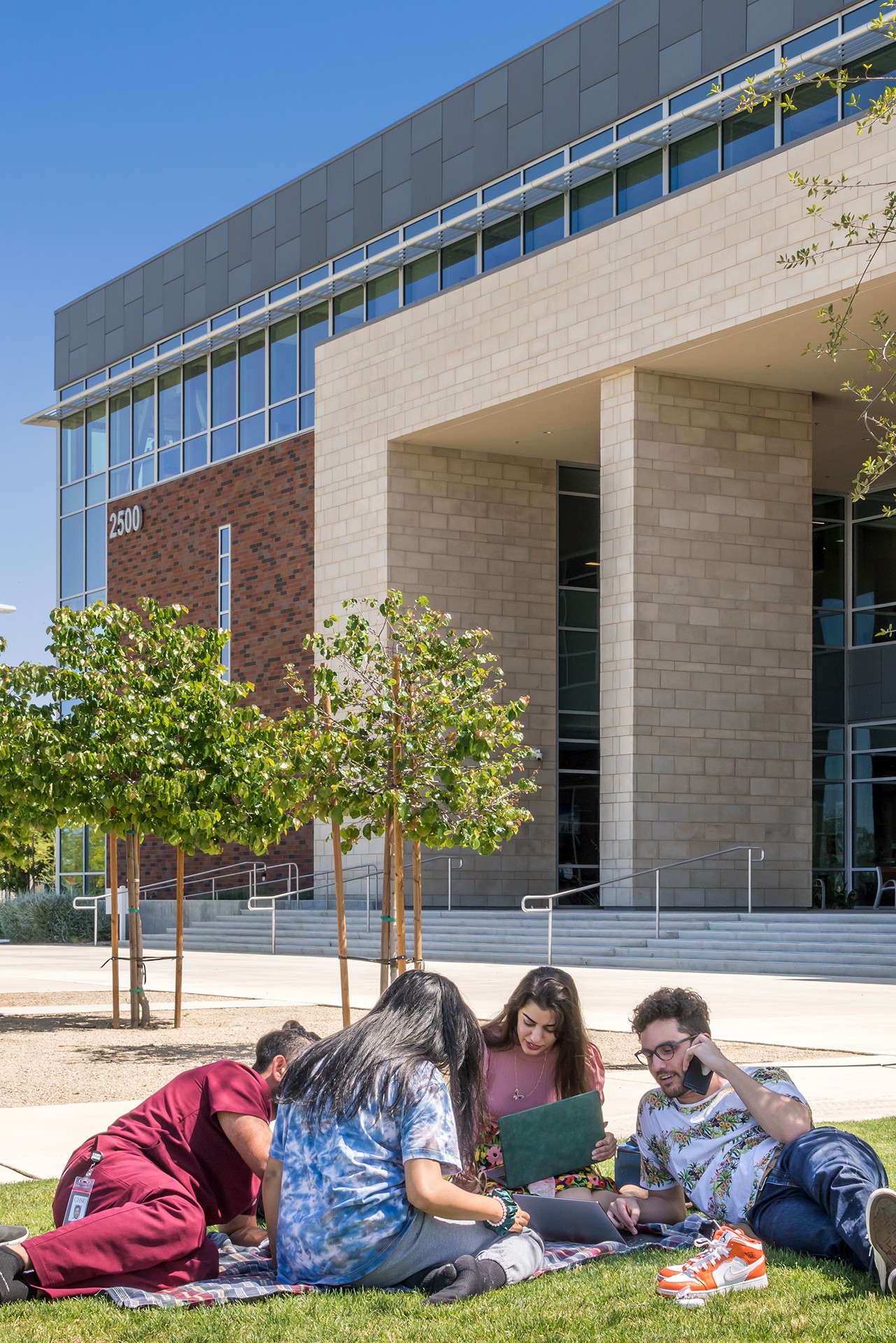CHSU COM - 008 outdoor gathering space college of medicine